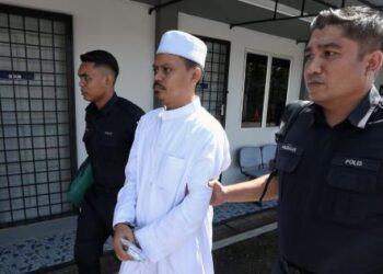 MOHD. Hafidz Eshak dibawa ke Mahkamah Majistret Port Dickson hari ini atas pertuduhan mencabul seorang guru praktikal di sebuah sekolah agama swasta di Port Dickson bulan lalu. - UTUSAN/MOHD. SHAHJEHAN MAAMIN