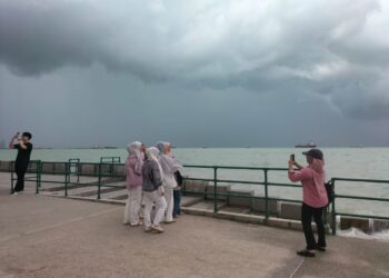 BEBERAPA pengunjung dilihat mengambil kesempatan untuk merakam gambar dan video kejadian ombak tinggi di Padang Kota Lama, Pulau Pinang, hari ini.