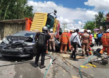 ANGGOTA bomba mengeluarkan mangsa yang tersepit dalam kejadian kemalangan membabitkan dua buah lori dan lapan buah kereta di persimpangan memasuki Jalan Lingkaran Tengah Seremban berdekatan Stesen Minyak Caltex, Rahang di Seremban tengah hari tadi.