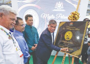 Menteri Pertanian dan Keterjaminan Makanan, Datuk Seri Mohamad Sabu merasmikan Pelancaran Logo Malaysia’s Best sempena Pameran Pertanian, Hortikultur dan Agropelancongan Malaysia (MAHA) 2024 di Taman Ekspo Pertanian Malaysia (MAEPS) Serdang.
– utusan/AMIR KHALID