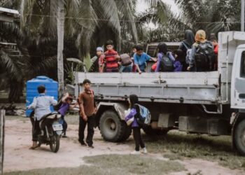 APA jua sumbangan yang dibawa dihargai oleh kanak-kanak di Kampung Tagupi Laut dekat Lahad Datu, Sabah.