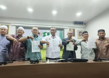 TAKIYUDDIN Hassan (tengah) bersama Ahli Parlimen PN menunjukkan tanda tidak bersetuju dengan draf MoU peruntukan pembangan semasa sidang media di Pejabat Pas Kota Bharu, Kelantan hari ini-UTUSAN/ROSMIZAN RESDI.