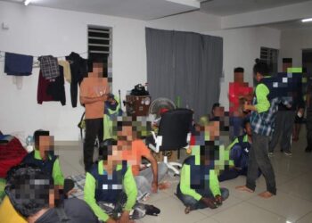 SEBAHAGIAN daripada warga asing yang ditahan dalam satu operasi di Taman Tangling Indah, Simpang Ampat, Nibong Tebal, Pulau Pinang, semalam.