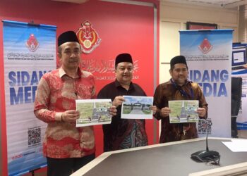 HASNAN Ramli (tengah) menunjukkan gambar Tanah Perkuburan Islam terancang pertama di negeri ini yang dikenali Tanah Perkuburan Islam Raudhatus Saadah semasa sidang akhbar di Balai Islam, Lundang,Kelantan, hari ini. UTUSAN/ROSMIZAN RESDI.