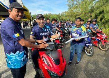 GOOI Hsiao Leung (dua dari kiri) ketika hadir merasmikan pertandingan eksplorasi dan kayuhan berinformasi sempena program ‘The Amazing Race’ Hari Malaysia Bukit Tengah #kitabersama 2024, di Dataran Sungai Sembilang, Juru, Bukit Mertajam, Pulau Pinang.