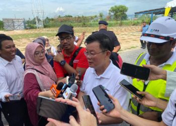 KON Yeow (dua dari kanan) ketika ditemui pemberita di LRA Sungai Dua, Butterworth, Pulau Pinang, hari ini.-UTUSAN/SITI NUR MAS ERAH AMRAN