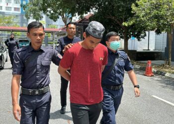 MOHAMMAD Fawzun Azim Ismail dibawa ke Mahkamah Sesyen Seremban bagi didakwa atas enam pertuduhan melakukan amang seksual fizikal terhadap empat kanak-kanak lelaki di sebuah madrasah di Kuala Pilah sekitar tahun 2023.-UTUSAN/NOR SHAFAWATI YUP.