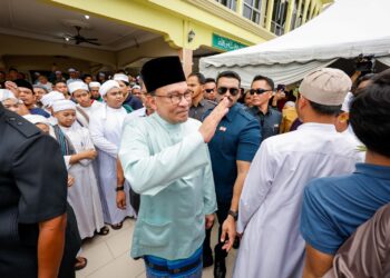 ANWAR Ibrahim beramah mesra dengan orang ramai selepas menunaikan solat jumaat di Masjid Darussalam, Puchong, di sini hari ini. Foto: SHIDDIEQIIN ZON