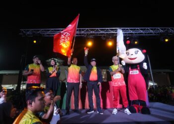 MOHAMAD Sabu (dua dari kiri) bersama Tengku Ahmad Badli Shah (kiri) semasa sesi pelepasan larian Colors Of Agri 2024, di sini semalam.