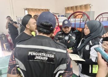 BEBERAPA anggota penguatkuasa dilihat sedang mengambil keterangan seorang lelaki dipercayai penghuni sebuah pusat jagaan yang diserbu kerana mempunyai kaitan dengan Al-Arqam di Pulau Pinang.