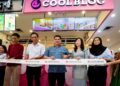 LEW Sue Li (empat dari kiri) bersama Pengurus Coolblog Emart Lintas, Mohd. Rizman Richard (dua dari kanan) dan Timbalan Ketua Menteri Sabah, Datuk Shahelmy Yahya (tengah) semasa pelancaran cawangan baharu Coolblog di Sabah, pada Sabtu.