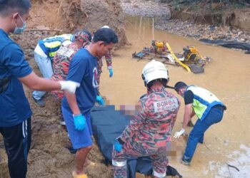 ANGGOTA pasukan keselamatan bersiap sedia untuk membawa keluar mayat  lelaki yang ditemukan tertimbus semasa mencari emas di Kampung Cabang Bijih, Perala, Sokor, Tanah Merah, Kelantan-IHSAN BOMBA.