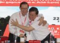 LIM Guan Eng (kiri) berpelukan dengan Ketua Menteri Pulau Pinang yang juga Pengerusi DAP Pulau Pinang, Chow Kon Yeow pada Konvensyen Biasa DAP Pulau Pinang di Spice Arena, Bayan Lepas, hari ini.-UTUSAN/IQBAL HAMDAN