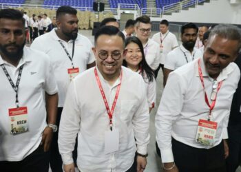 RAMKARPAL Singh (kanan) bersama Steven Sim Chee Keong (tengah) pada Konvensyen Biasa DAP Pulau Pinang di Spice Arena, Bayan Lepas hari ini. Turut diadakan pada konvensyen itu ialah sesi pemilihan Jawatankuasa DAP Pulau Pinang yang baharu.-UTUSAN/IQBAL HAMDAN