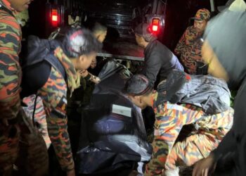 MAYAT mangsa berjaya dibawa keluar dari Gunung Yong Belar untuk dibawa di Hospital Gua Musang, Kelantan.-IHSAN BOMBA