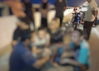 MANGSA (tengah) berjaya ditenangkan oleh orang ramai selepas diselamatkan daripada terjatuh ke dalam Sungai Kelantan di Jambatan Tendong, Kota Bharu, Kelantan malam ini.