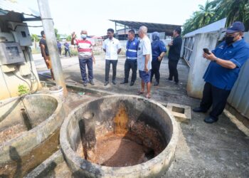 SUNDARAJOO (dua dari kiri) ketika melawat ladang ternakan babi di Kampung Selamat, Tasek Gelugor, Pulau Pinang.