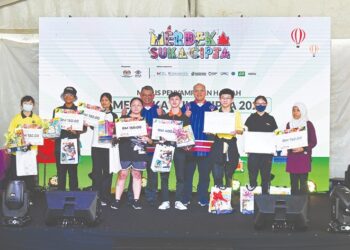 Roslan Abdul Rahman (lima dari kiri) dan Ketua Pengarah Balai Seni Negara, Amerrudin Ahmad (empat kanan) bersama pemenang pertandingan Seni Lukis dan Reka Cipta Arca pada majlis Merdeka Suka Cipta  2024 di Balai Seni Negara, Kuala Lumpur, Sabtu lalu. – UTUSAN/SYAKIR RADIN