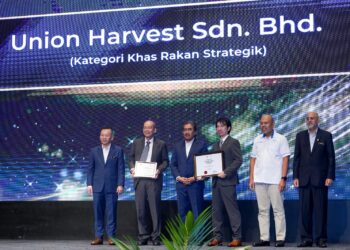 JOHARI Abdul Ghani menyampaikan Anugerah Khas Rakan Strategik Industri Sawit kepada penerima dari Union Harvest Sdn Bhd pada Majlis Anugerah Industri Sawit Malaysia 2023/2024 di Hotel Marriot Putrajaya di sini, hari ini. - UTUSAN/FAISOL MUSTAFA