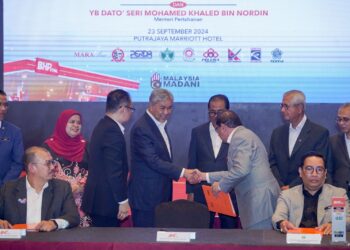 TIMBALAN Perdana Menteri dan Menteri Kemajuan Desa dan Wilayah, Datuk Seri Dr Ahmad Zahid Hamidi bersalaman dengan wakil agensi di bawah KKDW pada majlis menandatangani memorandum persefahaman (MoU) antara agensi KKDW bersama Boustead Petroleum Marketing Sdn Bhd (BHPetrol) di Hotel Marriot Putrajaya di sini, hari ini. - UTUSAN/FAISOL MUSTAFA