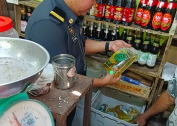 SEORANG anggota penguatkuasa KPDN Pulau Pinang memeriksa bekalan minyak masak polibeg atau paket 1kg di sebuah  premis perniagaan di Pulau Pinang.