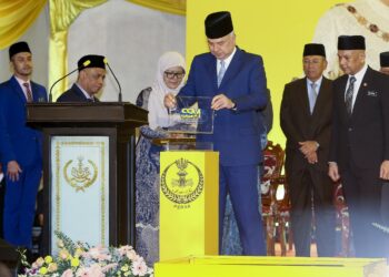 SULTAN Nazrin Muizzuddin Shah melakukan gimik perasmian Menara SSM Perak di Ipoh, semalam. 
–  UTUSAN/MUHAMAD NAZREEN SYAH MUSTHAFA