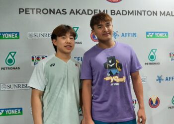 AARON Tai (kiri) bersama  Kang Khai Xing selepas sesi latihan di Akademi Badminton Malaysia (ABM), semalam.