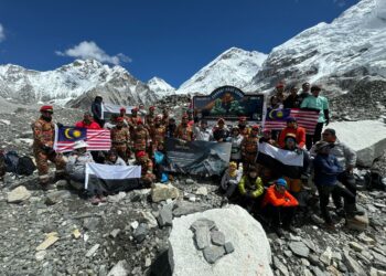 SEKUMPULAN Sekumpulan 39 pendaki  yang menyertai ekspedisi pendakian ke Everest Base Camp (EBC), Nepal. - GAMBAR JBPM