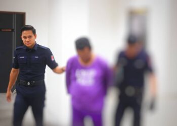 TERTUDUH semasa dibawa polis untuk prosiding tahaman reman di Mahkamah Kota Bharu, Kelantan hari ini-UTUSAN/KAMARUL BISMI KAMARUZAMAN.