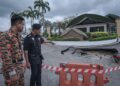 AZMAN Shari'at menunjukkan lubang benam di Kompleks Bunga Raya, KLIA. - UTUSAN/FAIZ ALIF ZUBIR