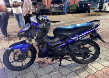 KEADAAN motosikal mangsa selepas terlibat dalam kemalangan membabitkan sebuah kereta di persimpangan Lebuh AMJ berhampiran Bachang, Melaka.