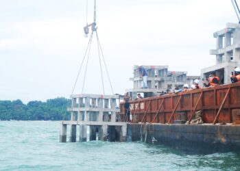 TUKUN tiruan dilabuhkan di perairan Pulau Dodol, Melaka. - UTUSAN/AMRAN MULUP