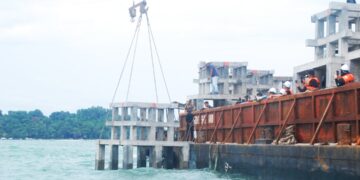 TUKUN tiruan dilabuhkan di perairan Pulau Dodol, Melaka. - UTUSAN/AMRAN MULUP