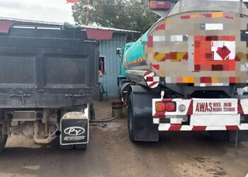 KENDERAAN yang digunakan oleh suspek semasa melakukan aktiviti pemindahan diesel untuk tujuan penyeludupan selepas diserbu PGA di sebuah premis di sebuah lot kedai di simpang tiga Kampung Geting, Tumpat, Kelantan-IHSAN PGA