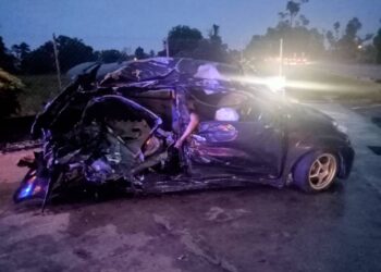 KEADAAN kereta MyVi dipandu mangsa remuk selepas merempuh bahagian belakang sebuah lori di di Kilometer 39, Jalan Pintas Kota Bharu-Kuala Terengganu, Pasir Puteh, Kelantan hari ini-IHSAN POLIS.