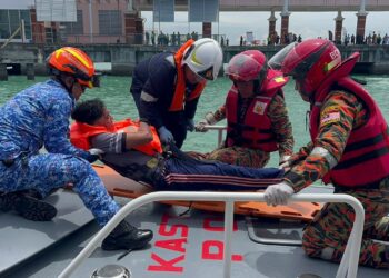 ANGGOTA pelbagai agensi bertindak pantas menyelamatkan mangsa-mangsa ketika latihan bagi menghadapi insiden atau bencana maritim iaitu Latihan Mencari dan Menyelamat (Sarex) Level 3 yang diadakan di perairan Pulau Pinang, semalam.-UTUSAN/IQBAL HAMDAN