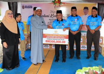 MOHD. Na’im Mokhtar (tiga kanan) menyerahkan sumbangan wakaf kepada pembinaan Masjid Saidina Umar Al-Khattab Kampung Telokong, Kuala Krai, Kelantan hari ini-UTUSAN/KAMARUL BISMI KAMARUZAMAN.