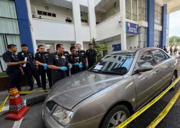 HAMZAH (tengah) meneliti kenderaan yang digunakan oleh dua penjenayah yang ditembak mati di Jalan Bukit Panchor, Nibong Tebal, Pulau Pinang awal pagi tadi.-UTUSAN/SITI NUR MAS ERAH AMRAN