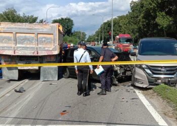 KEADAAN kemalangan membabitkan sebuah lori dan lima buah kereta di Jalan Persiaran Negeri dekat Persimpangan Lampu Isyarat Persiaran Golf, Nilai, Seremban petang tadi.-GAMBAR/IHSAN POLIS.