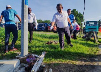 AMINUDDIN Harun (dua dari kanan) turut sama selama hampir dua jam bergotong-royong pada Hari Cuci Malaysia 2024: Program Pembersihan Mega Negeri Sembilan di Taman Sri Mawar, Senawang, Seremban hari ini.