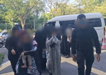 ROSLI (kanan berdiri) bersama individu yang dibawa untuk proses reman di Mahkamah Majistret Shah Alam, Selangor, hari ini. -FOTO/ ISKANDAR SHAH MOHAMED