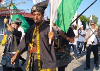 SEBAHAGIAN penduduk berbusana Melayu menjayakan perarakan sambutan Maulidur Rasul anjuran Masjid Al Jalil Mukim Kasar, Pasir Mas, Kelantan hari ini-UTUSAN/ROHANA ISMAIL.