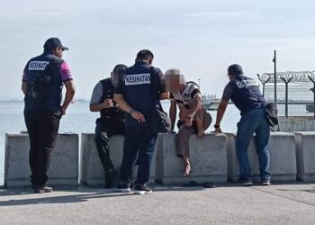 SEBANYAK 53 notis kesalahan dikeluarkan oleh JKNPP dalam Ops Penang Bebas Asap Rokok (Penbar) di sekitar George Town, Pulau Pinang, kelmarin.-GAMBAR/JKNPP