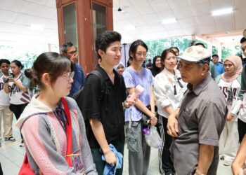 KASIM meninjau suasana hari pendaftaran dan menyantuni ibu bapa serta pelajar-
pelajar antarabangsa yang mendaftar.