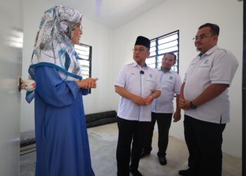 MOHD. Na'im Mokhtar (dua kanan) meluangkan masa melihat keadaan rumah penerima bantuan YaPEIM Cindy Mysara Hoo Abdullah menerusi Program Sinar Lestari di Kampung Pulau Pisang, Jalan Kuala Besar, Kota Bharu, Kelantan-UTUSAN/KAMARUL BISMI KAMARUZAMAN.