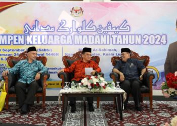 MOHD AJIB Ismail ketika menyempurnakan Kempen Keluarga Madani di Masjid Ar-Rahimah, Kampung Pandan, Kuala Lumpur.