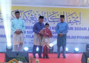 MOHD. Na'im (dua dari kiri) menyampaikan hadiah kepada para pemenang Ihtifal KAFA Peringkat Kebangsaan kali ke-9 2024 di Maahad Al Mashoor Al Islami, Balik Pulau, Pulau Pinang, semalam.