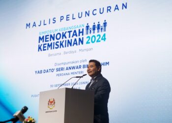 RAFIZI Ramli ketika berucap pada ketika berucap pada Simposium Kebangsaan 2024: Menoktah Kemiskinan di Putrajaya. - UTUSAN/FAISOL MUSTAFA