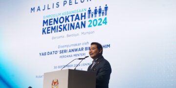 RAFIZI Ramli ketika berucap pada ketika berucap pada Simposium Kebangsaan 2024: Menoktah Kemiskinan di Putrajaya. - UTUSAN/FAISOL MUSTAFA