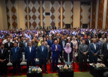 ANWAR Ibrahim bergambar kenangan selepas meluncurkan Simposium Kebangsaan Menoktah Kemiskinan 2024 di Pusat Antarabangsa Putrajaya (PICC) di Putrajaya. - UTUSAN/FAISOL MUSTAFA